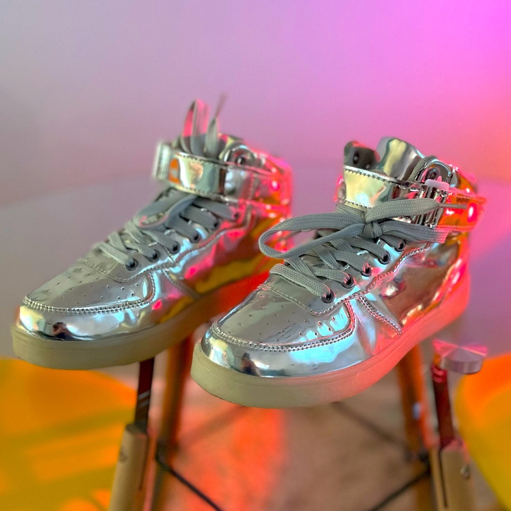 CHROME LED LIGHT UP HIGH TOP SNEAKERs! Yes you read that right! Size 6